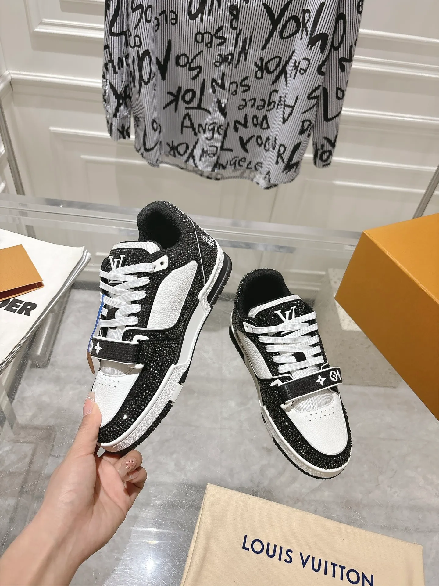 💕💕Factory direct selling price p840💕💕 Top version #couple style ⚠️ Comes with a full set of aviation box packaging ⚠️2️⃣0️⃣2️⃣5️⃣The hot LV full diamond 𝘁𝗿𝗮𝗶𝗻𝗲𝗿 series of the latest couple's sneakers, the quality has been upgraded again, the details are awesome It just doesn’t look too good! The model was sold out immediately within ten minutes of the official website going on sale. TPU outsole, mold fee is 2w+. The texture is comparable to the original version. The feet are made of polymeter micro-material and breathable British mesh. The details are the same as the original version. Please pay attention to distinguish the currency materials on the market. Size: Female 35-39, Male 39-45M